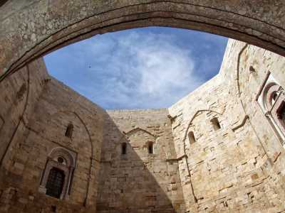 I decenni 20, 30 e 40 del XIII secolo sono quelli di massimo splendore per Federico II. La sua potenza si manifesta in particolare nella costruzione delle domus, edifici fortificati destinati a vari usi: il pi� noto � ovviamente Castel del Monte